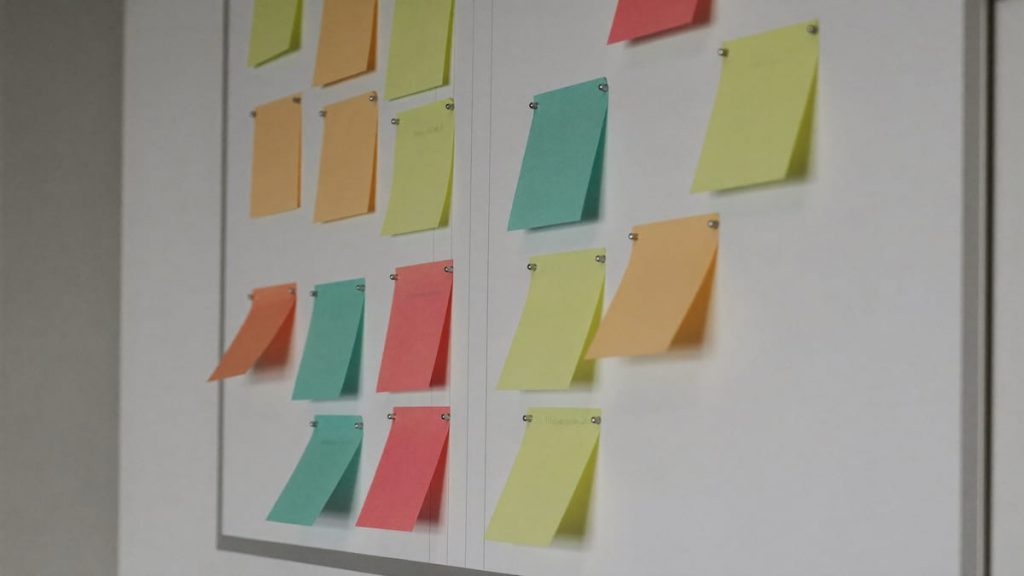 Tablero kanban con notas adhesivas de colores ordenadas en columnas